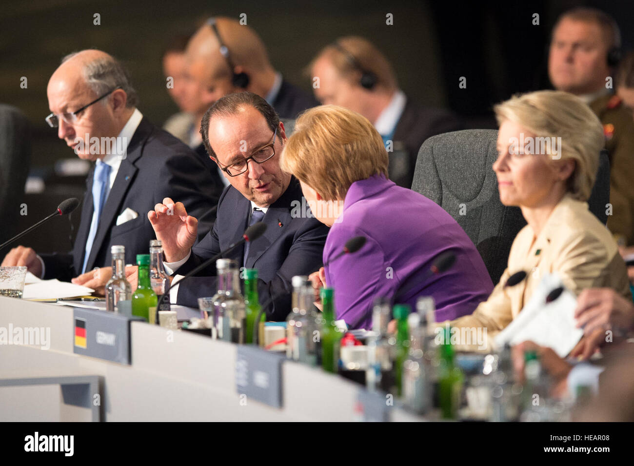 François Hollande (sinistra), Presidente della Francia, e Angela Dorothea Merkel, Cancelliere della Germania, hanno un talk durante la riunione del Consiglio del Nord Atlantico, a livello di Capi di Stato e di governo in occasione del vertice della NATO 2014, Newport, Wales, Regno Unito. (NATO Edouard Bocquet) Foto Stock