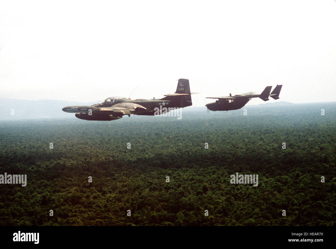 Un aria-aria - Vista laterale sinistra di un OA-37B Dragonfly aeromobile dal 169Tactical Air Support Squadron, Illinois Air National Guard, sinistra e un O-2 aerei Skymaster dal ventiquattresimo ala composita, in formazione durante l'esercizio GRANADERO I. Foto Stock