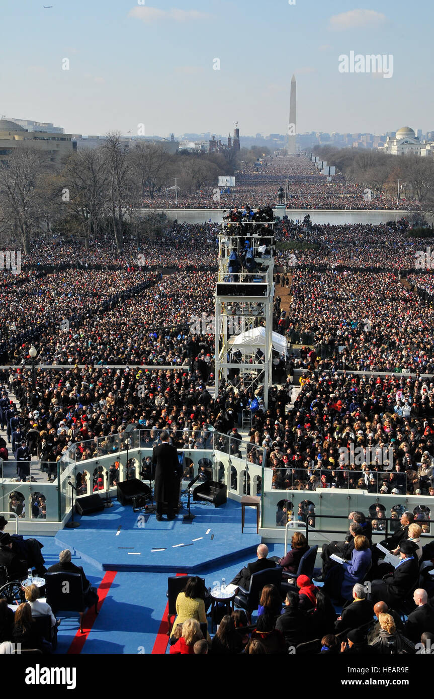 Il presidente Barack Obama dà il suo discorso inaugurale al pubblico di tutto il mondo da ovest passi dell'U.S. Capitol, chiamando per 'una nuova era di responsabilità,' dopo aver prestato giuramento di office in Washington, 20 gennaio, 2009. Più di 5 mila uomini e donne in uniforme sono fornire assistenza militare cerimoniale di supporto alla inaugurazione presidenziale, una tradizione che risale a George Washington 1789 inaugurazione. Senior Master Sgt. Thomas Meneguin, U.S. Air Force Foto Stock