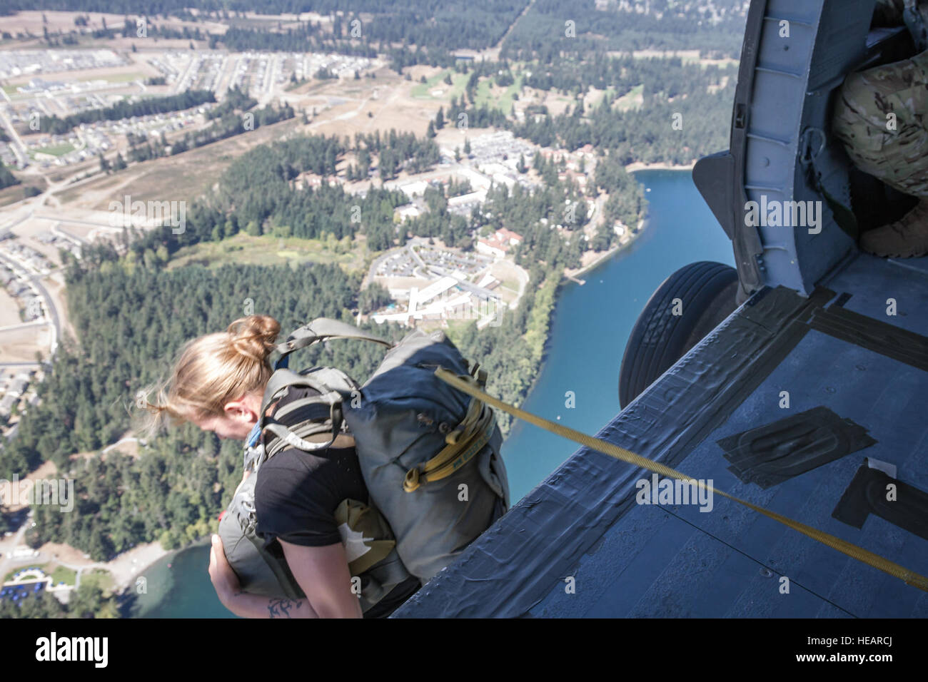 Un U.S. Soldato dell'esercito, assegnato alla società di Charlie, 52nd Reggimento di Fanteria, conduce una linea statica parachute jump da un UH-60M Black Hawk elicottero, assegnato al XVI Combattere la Brigata Aerea, 7 Divisione di Fanteria, in corrispondenza del giunto di base corda Lewis-Mc, nello Stato di Washington, il 17 agosto 2016. I soldati hanno completato un salto nel lago americano per aumentare la prontezza di combattimento. Foto Stock