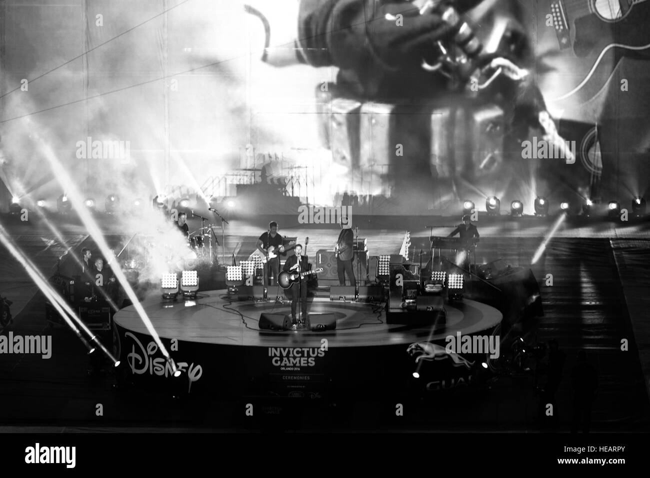 160508-F-WU507-153: cantante britannico James Blunt esegue durante la cerimonia di apertura per il 2016 Invictus giochi presso la ESPN Wide World Sports Complex presso il Walt Disney World, a Orlando, Florida, 8 maggio 2016. Il 2016 Invictus Games ha ufficialmente inaugurato con la cerimonia e quindici nazioni saranno in concorrenza per i prossimi cinque giorni in più adaptive eventi sportivi. Senior Master Sgt. Kevin Wallace/) Foto Stock