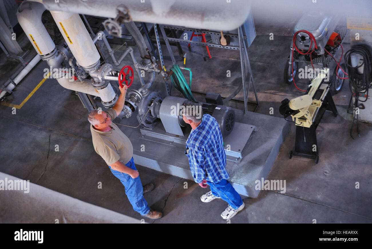 WHITEMAN AIR FORCE BASE, Mo. -- Paolo Ross, 509a ingegnere civile Squadron centrale impianto termico project manager e John Goff, 509a CES caldaia operatore, discutere di una pompa centrifuga di procedure operative, e il agosto 27. Il 50-horsepower pompa è utilizzato per la distribuzione di acqua per uso nel calore dell'impianto caldaie. Senior Airman Nick Wilson) (rilasciato) Foto Stock