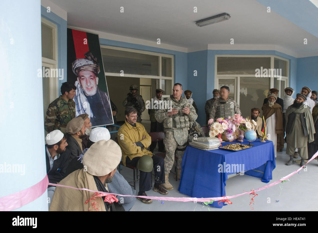 Stati Uniti Air Force Lt. Col. Michael Sierco, Kapisa Provincial Reconstruction Team commander da Bowie, Md., parla a scuola e il governo della Repubblica islamica dell'Afghanistan funzionari al taglio del nastro per Kohi della ragazza nella Scuola Afghanya qui, Marzo 28. La ragazza la scuola era stata costruita per ospitare più di 400 studenti di sesso femminile da Afghanya valley. La missione di Kapisa PRT è quello di agevolare gli enti locali e i governi nazionali dell'Afghanistan a lavorare insieme per contribuire a fornire per lo sviluppo e le esigenze di sicurezza della popolazione afghana. Foto Stock