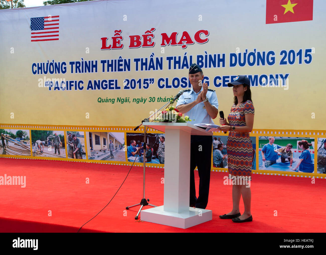 Stati Uniti Air Force Il Mag. Gen. Kevin Pottinger, assistente di mobilitazione per il comandante, Pacific Air Forces, Base comune Harbor-Hickam perla, Hawaii, applaude militare degli Stati Uniti, Vietnam Esercito del popolo ingegneri e professionisti del settore medico durante la cerimonia di chiusura in corrispondenza di Binh Thanh Dong scuola primaria, Quang Ngai, Vietnam, 30 marzo 2015. Funzionamento PACANGEL è una forza totale, interforze e assistenza umanitaria operazione guidata dall'U.S. Pacific Air Forces. Il funzionamento promuove l'interoperabilità tra i militari statunitensi, nazione ospitante e militari multilaterali e organizzazioni civili. Il personale Sgt. Tong Duon Foto Stock