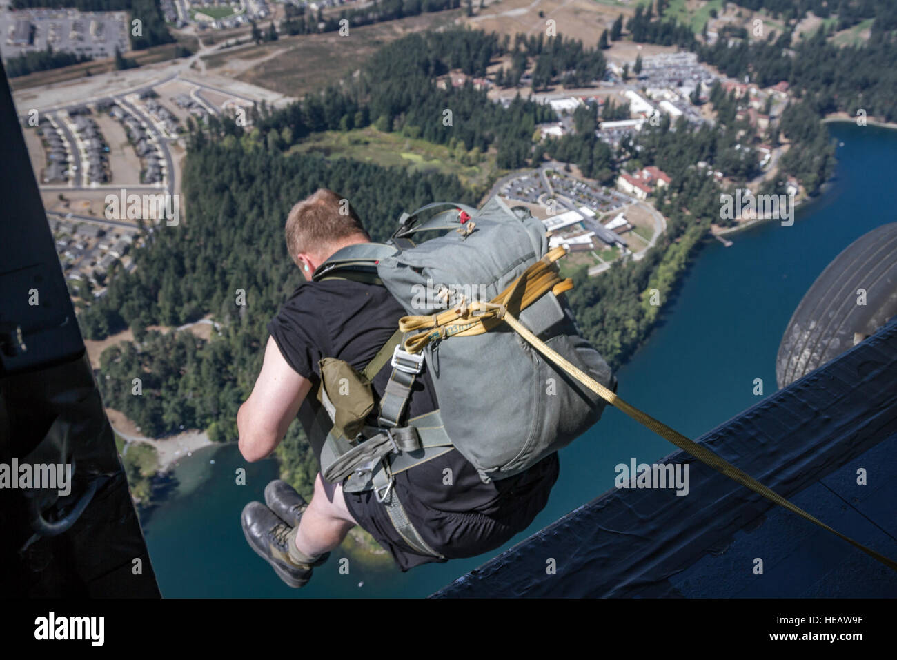 Un U.S. Soldato dell'esercito, assegnato alla società di Charlie, 52nd Reggimento di Fanteria, conduce una linea statica parachute jump da un UH-60M Black Hawk elicottero, assegnato al XVI Combattere la Brigata Aerea, 7 Divisione di Fanteria, in corrispondenza del giunto di base corda Lewis-Mc, nello Stato di Washington, il 17 agosto 2016. I soldati hanno completato un salto nel lago americano per aumentare la prontezza di combattimento. Foto Stock