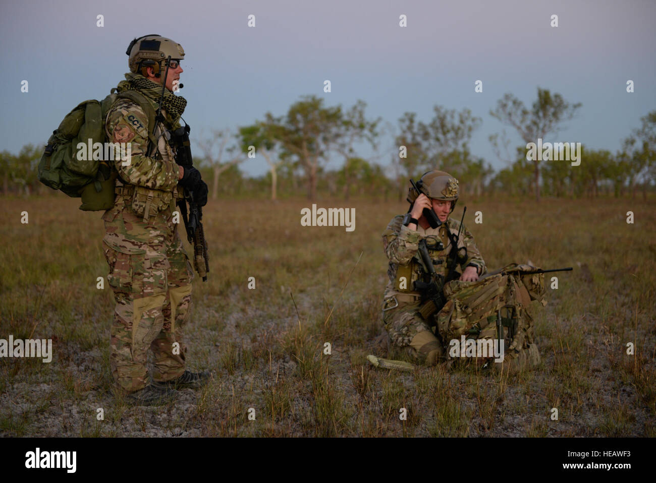 Una tattica speciale controller di combattimento e tattiche speciali officer dal 320Tattiche speciali Squadron pronti per una personale missione di ripristino dopo aver eseguito una alta altitudine bassa apertura saltare durante l'esercizio talismano Sabre nel Territorio del Nord, l'Australia, 10 luglio 2015. Il personale del team di recupero consisteva di quattro controller di combattimento, uno special operations weatherman e uno tattiche speciali officer. Senior Airman Stephen G. Eigel) Foto Stock