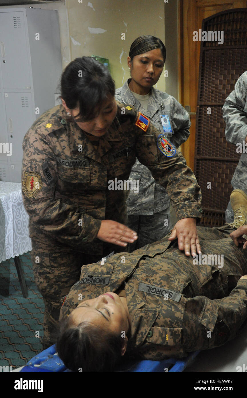 Il mongolo Forze Armate membri pratica le loro competenze mediche a