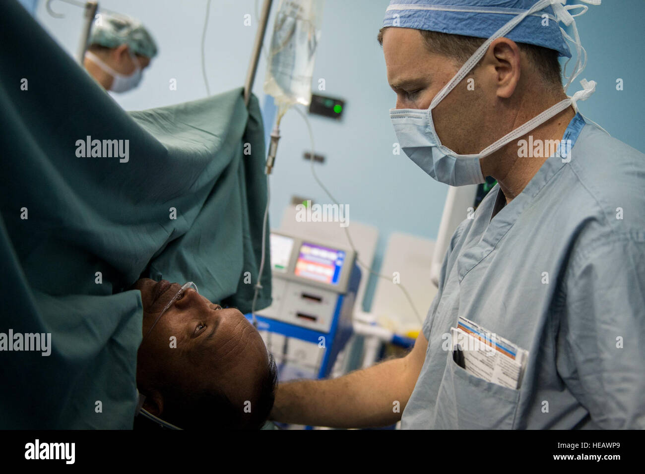 ROXAS City, Filippine (25 luglio 2015) Lt. La Cmdr. Brian Terrien, un residente di anestesia da Littleton, Colo., parla di un paziente Filippini a bordo della nave ospedale USNS misericordia (T-AH 19) durante il partenariato del Pacifico 2015. Il personale medico effettuato la riparazione di ernia intervento chirurgico sul paziente. La misericordia è attualmente nelle Filippine per la sua terza missione porto di PP15. Pacific Partnership è nella sua decima iterazione ed è il più grande annuale multilaterale di assistenza umanitaria e di soccorso in caso di catastrofe preparazione missione condotta nel Indo-Asia-regione del Pacifico. Mentre la formazione per le condizioni di crisi, parte del Pacifico Foto Stock