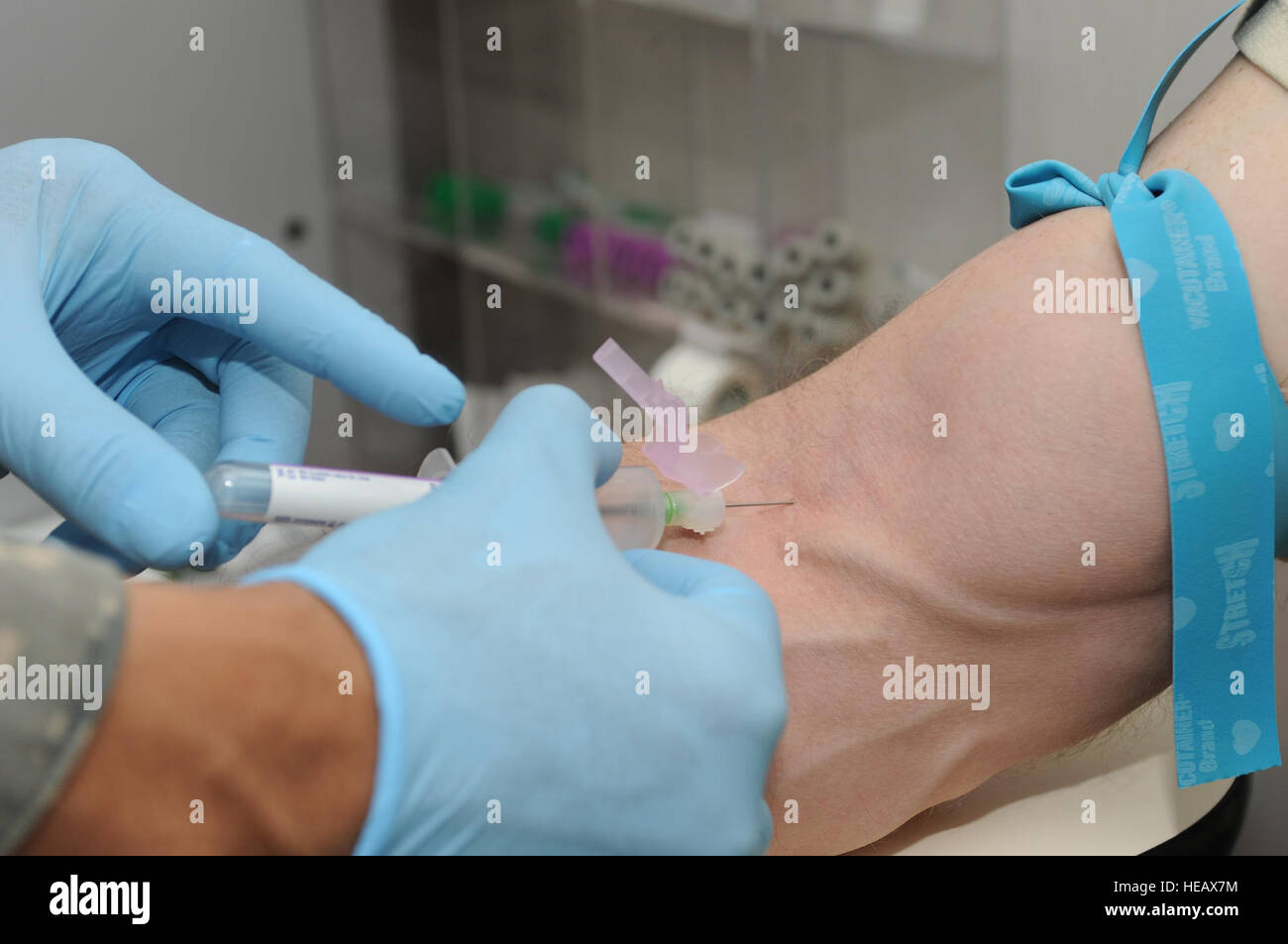 Un paziente viene prelevato il sangue per essere vagliate come un donatore di sangue al Centro di Transito di Manas, Kirghizistan, gen. 4, 2013. Il Centro di Transito mantiene un elenco di potenziali donatori di sangue per un'emergenza donatore di sangue programma per essere utilizzati in caso di un incidente di massa o trauma. Chiunque sia interessato a essendo un donatore dovrebbe visitare la clinica per ulteriori informazioni. Il personale Sgt. Stephanie Rubi) Foto Stock
