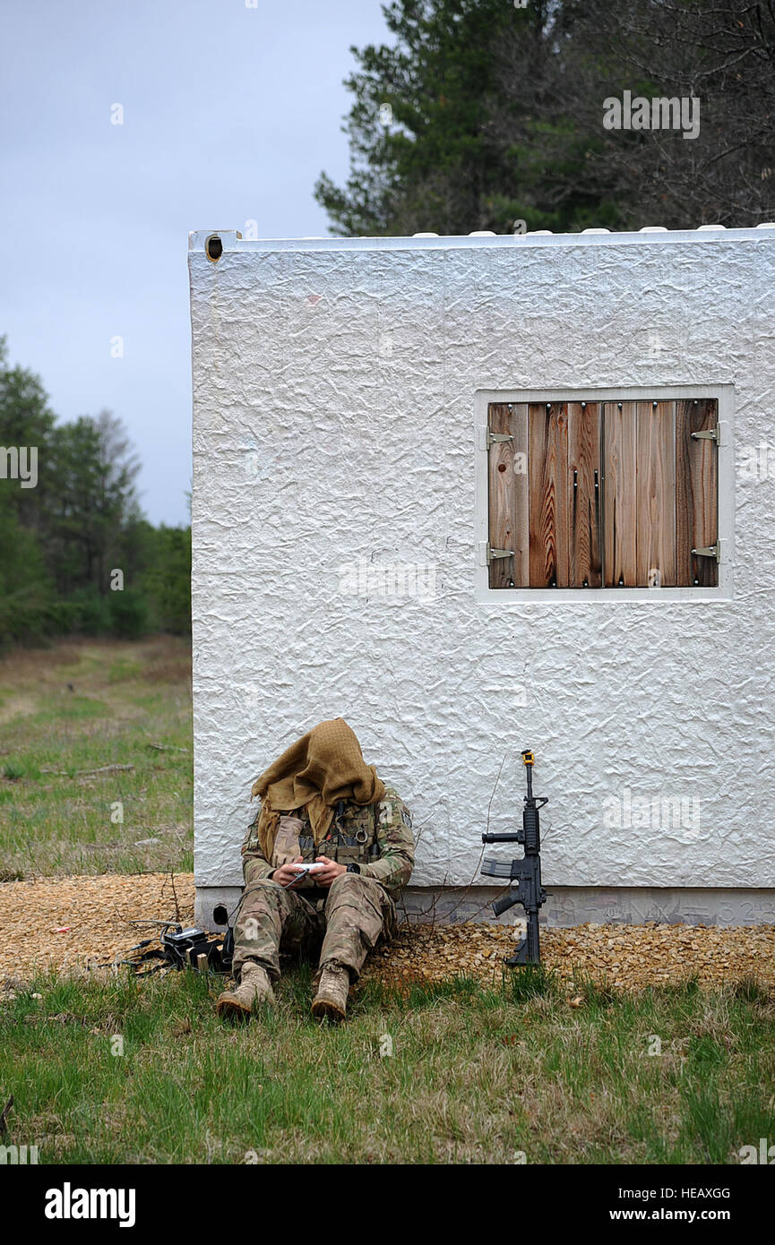 Stati Uniti Air Force Senior Airman Kyle Campbell, 94th ingegnere civile Squadron, l'eliminazione degli ordigni esplosivi (EOD) volo, Dobbins Air Base di riserva, Ga. funziona a 310 PackBot maggio su 9, 2014 durante l'esercizio Patriot Warrior a Fort McCoy, Wis. militare degli Stati Uniti i componenti di riserva di tutti i rami di partecipare in esercizi combinati Patriot Warrior, Global Medic, Diamond Saber CSTX e in preparazione per le implementazioni in programma in ambienti comuni. Master Sgt. Francisco V. Govea II/ rilasciato) Foto Stock