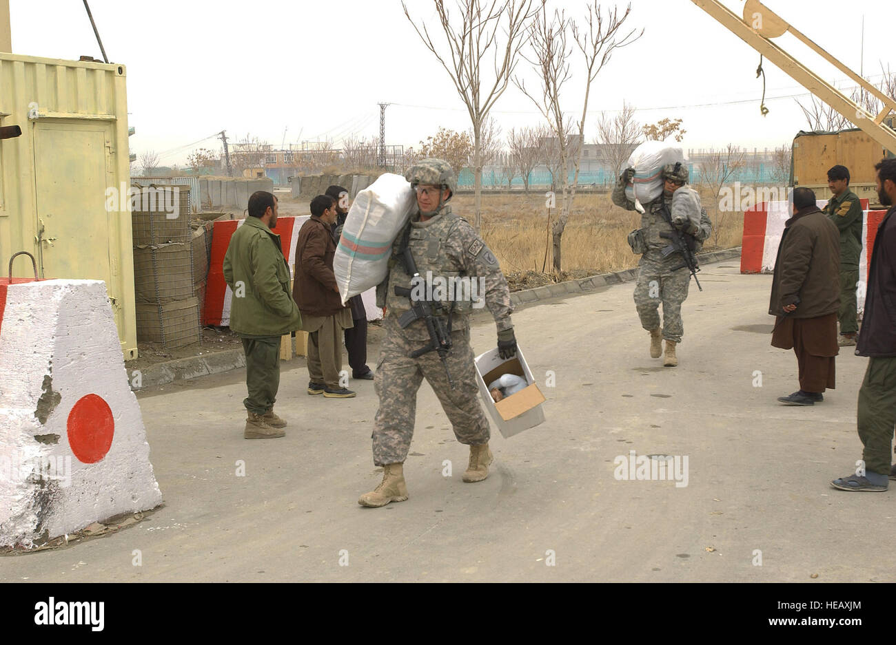 Ricostruzione Paktika i membri del team, Sgt. David Carr (anteriore) e personale Sgt. Giovanni Cardona consegnare le forniture di donne e di bambini vestiti, scarpe e giocattoli Marzo 7 per sostenere la Giornata internazionale della donna programma per essere tenuta il giorno successivo presso il direttore per gli Affari delle donne nel composto Sharana. Entrambi gli elementi sono in un anno di distribuzione da 1/178 Bravo campo batteria artiglieria, Carolina del Sud Esercito nazionale di protezione. PRT Paktika è un team misto la cui missione è di aiutare a legittimare il governo dell'Afghanistan attraverso lo sviluppo, governance e iniziative agricole. Foto Stock