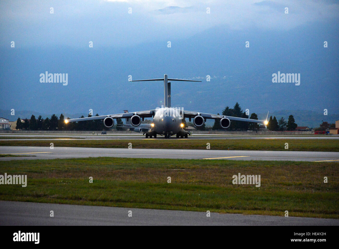 Una C17 Globemaster III aeromobile da Papa Air Base, Ungheria, terre presso la base aerea di Aviano, Italia, 18 ottobre 2016 come parte di unità Peacemaster formazione. Unità Peacemaster è multinazionale comune disponibilità esercizio compreso la partecipazione di 7 nazioni condurre missioni in 3 paesi, in grado di offrire oltre 2000 soldati e 20 gocce pesanti. Il 173rd Brigata aerea è l'U.S. Esercito di risposta di emergenza forza in Europa, in grado di proiettare le forze di pronto ovunque negli Stati Uniti Europeo, Africa Centrale o comandi in aree di responsabilità entro 18 ore. (U.S. Foto dell'esercito da Visual informazioni speciali Foto Stock