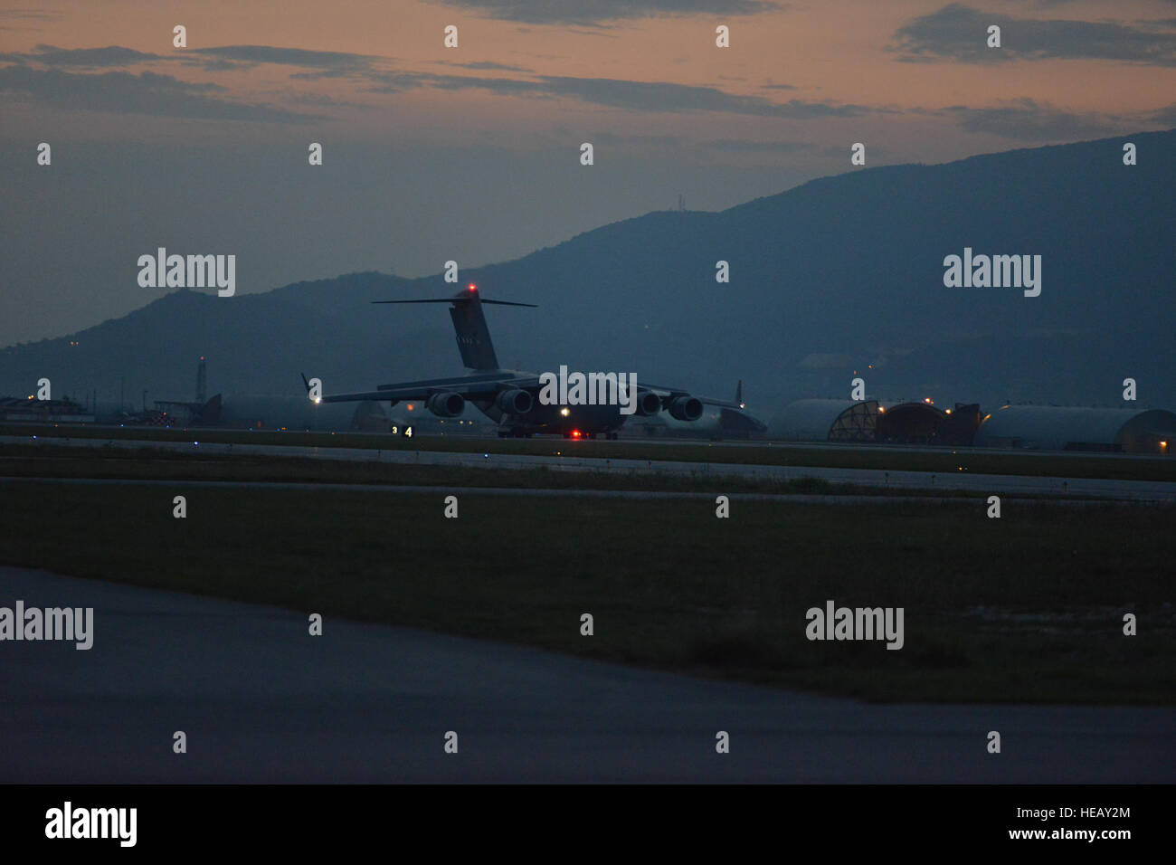 Una C17 Globemaster III aeromobile da Papa Air Base, Ungheria, terre presso la base aerea di Aviano, Italia, 18 ottobre 2016 come parte di unità Peacemaster formazione. Unità Peacemaster è multinazionale comune disponibilità esercizio compreso la partecipazione di 7 nazioni condurre missioni in 3 paesi, in grado di offrire oltre 2000 soldati e 20 gocce pesanti. Il 173rd Brigata aerea è l'U.S. Esercito di risposta di emergenza forza in Europa, in grado di proiettare le forze di pronto ovunque negli Stati Uniti Europeo, Africa Centrale o comandi in aree di responsabilità entro 18 ore. (U.S. Foto dell'esercito da Visual informazioni speciali Foto Stock
