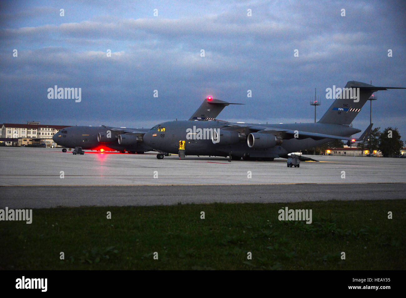 Una C17 Globemaster III aeromobile da Papa Air Base, Ungheria, terre presso la base aerea di Aviano, Italia, 18 ottobre 2016 come parte di unità Peacemaster formazione. Unità Peacemaster è multinazionale comune disponibilità esercizio compreso la partecipazione di 7 nazioni condurre missioni in 3 paesi, in grado di offrire oltre 2000 soldati e 20 gocce pesanti. Il 173rd Brigata aerea è l'U.S. Esercito di risposta di emergenza forza in Europa, in grado di proiettare le forze di pronto ovunque negli Stati Uniti Europeo, Africa Centrale o comandi in aree di responsabilità entro 18 ore. (U.S. Foto dell'esercito da Visual informazioni speciali Foto Stock