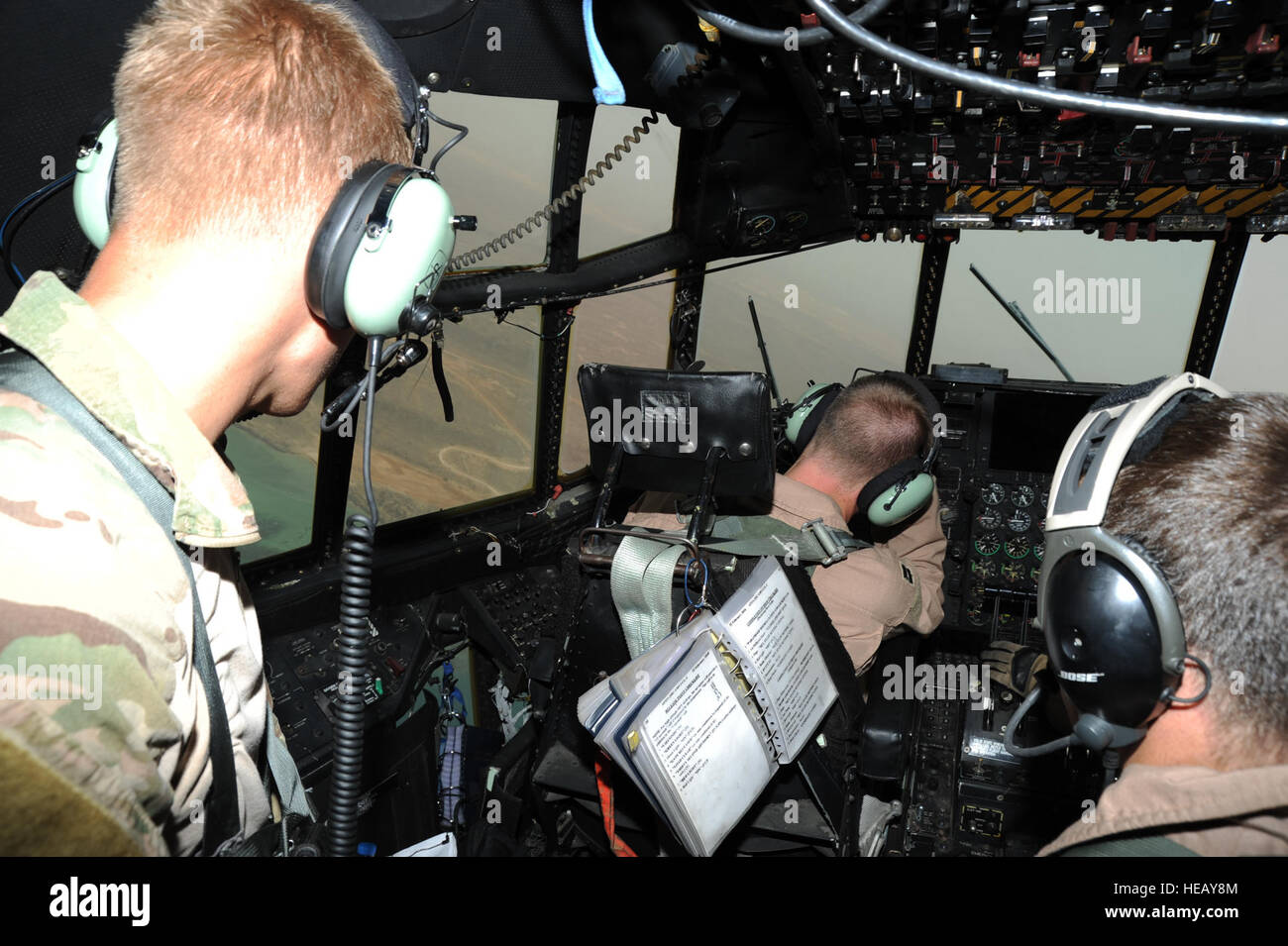 Un U.S. Air Force pararescueman (sinistra) dall'ottantaduesima salvataggio Expeditionary Squadron (ERQS), parla con i piloti della 81st ERQS a bordo di un HC-130P contro il re, 81st ERQS, sul Golfo di Tadjoura, Gibuti, durante un ripristino del personale esercizio luglio 19, 2012. L'esercizio congiunto con la 81st ERQS, ottantaduesima ERQS, e la marina spagnola ammessi pararescuemen di praticare l'inserimento, in caso di emergenza medica, e procedure di estrazione a sostegno della Combined Joint Task Force - Corno d Africa. Tech. Sgt. Dan san Pierre/Non rilasciato) Foto Stock