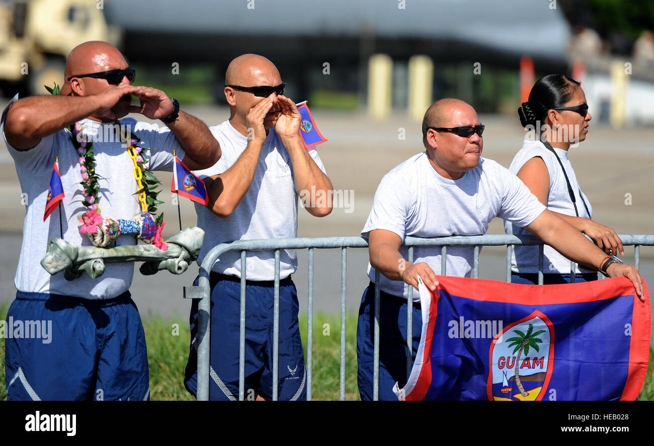 Stati Uniti Air Force i membri del team, assegnato per la XLIV porta antenna squadrone, root per i loro compagni di squadra di eseguire nel montare a combattere la porzione della luce Dawg sfida a Dobbins Air Base di riserva, Ga., 17 giugno. 2015. La porta Dawg Challenge è stata creata per migliorare e mantenere il cameratismo, Esprit de Corps e il prestigio della porta dell'antenna aviatori pur promuovendo la professionalità, leadership, la formazione e la comunicazione tra 'Porta Dawgs.' Tech. Sgt. Stephen D. Schester Foto Stock