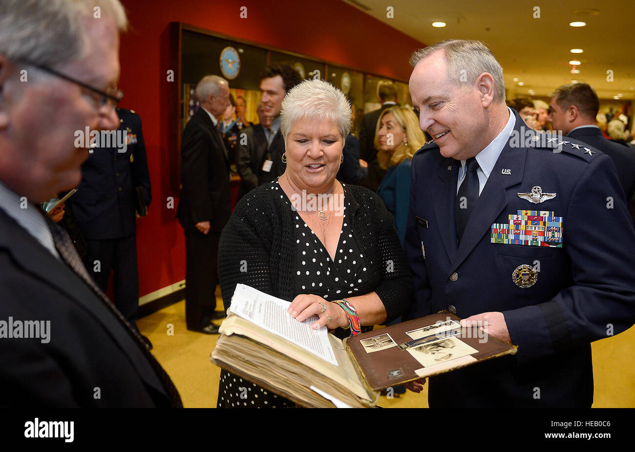 Francine Munster mostra Air Force capo del personale gen. Mark A. Welsh III un album contenente i documenti storici e fotografie a seguito di un pentagono POW Medal Ceremony, Aprile 30, 2014. Munster è la figlia del colonnello James Mahafee postumo, premiati con la medaglia. Altri sette la II Guerra Mondiale aviatori ha ricevuto la medaglia di oggi. Le otto aviatori, bombardiere tutti i membri di equipaggio sono stati abbattuti battenti missioni oltre la Germania e sono state detenute in un campo di prigionia in Wauwilermoos, Svizzera. Gli uomini sono stati inizialmente negato POW status. Stati Uniti Esercito il Mag. Dwight Mears, il cui nonno, Lt. George Mears, che si è svolta a th Foto Stock