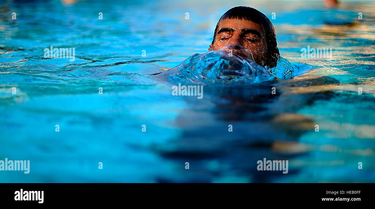 Un U.S. Air Force Stati dalle tattiche speciali Training Squadron, Air Force Special Operations Command, Campo Hurlburt Fla., arriva fino ad aria mentre partecipano in pre-formazione di scuba sett. 21. Foto Stock