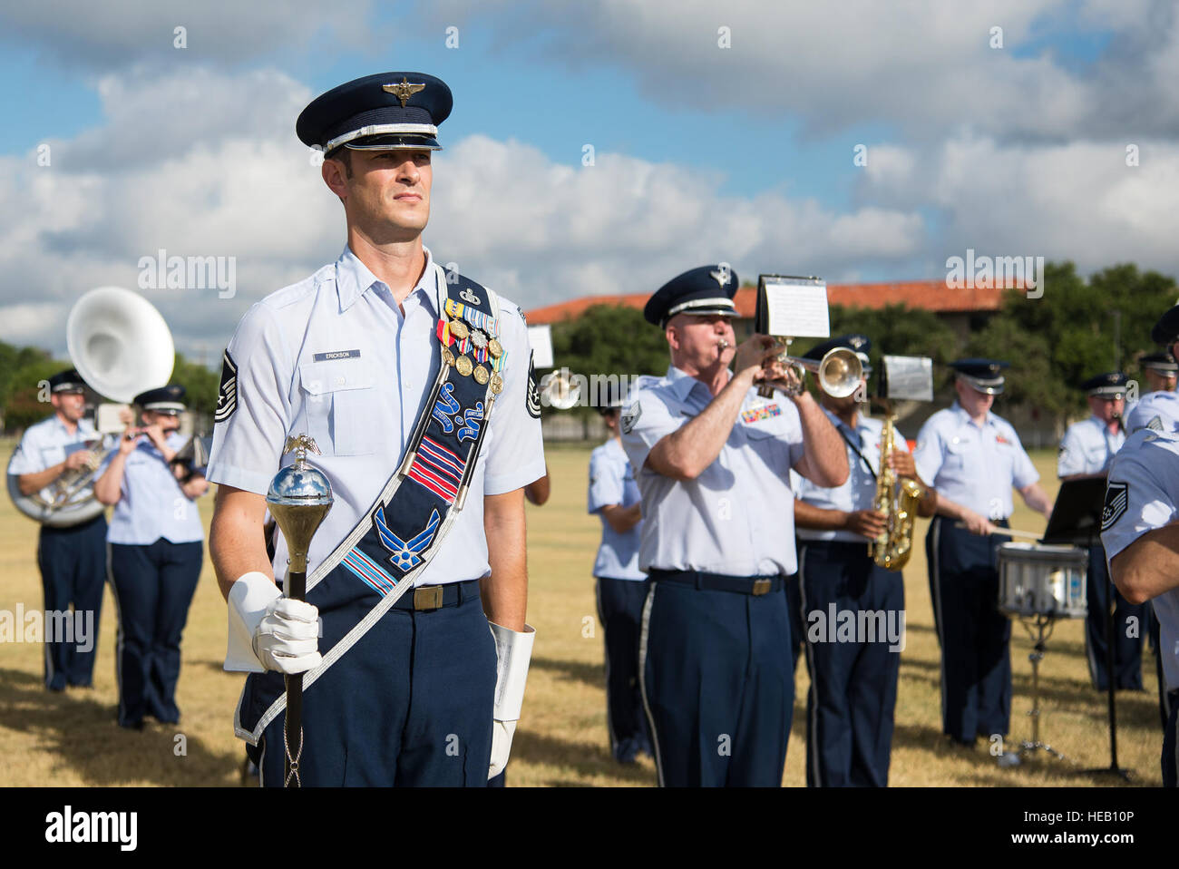 Master Sgt. Steven Erickson, Air Force Band grande tamburo, sorge a attenzione mentre la banda del West riproduce prima dell'aria 502nd ala di base e Base Comune San Antonio modifica del comando cerimonia al JBSA-Fort Sam Houston's MacArthur Parade campo Agosto 5, 2016. Avieri assegnato alla banda sono altamente addestrato e musicisti professionisti che hanno dedicato la loro vita al servizio del loro paese attraverso la musica. Foto Stock