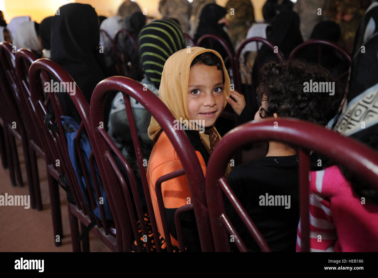 Una giovane ragazza afgana, uno di 60 ragazze che frequentano la scuola a Farah City Orfanotrofio, guarda lontano da la forza internazionale di assistenza alla sicurezza (ISAF) i visitatori che sono venuti per offrire diversi oggetti donati per i bambini, compresi i cappotti invernali, scarpe, uniformi e forniture scolastiche, che erano state fornite dagli enti locali contraenti afgano, Dic 23, 2009. Membri di Farah Provincial Reconstruction Team (PRT) gli affari civili ha organizzato la raccolta e la distribuzione di oggetti. Foto Stock