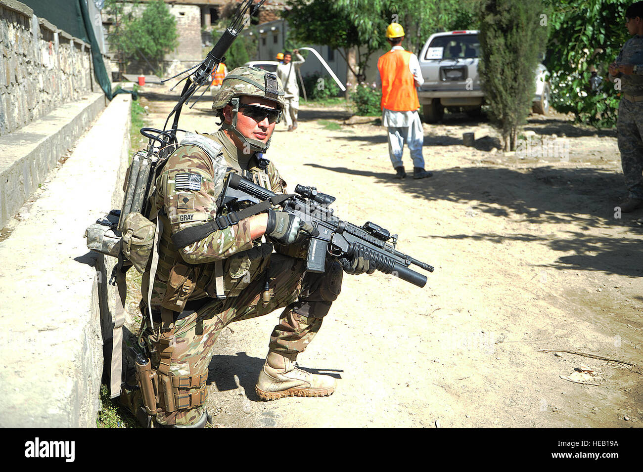 Stati Uniti Esercito nazionale Guard Spc. Travis grigio, un nativo di Camp Mabry, Texas, fornisce la sicurezza all'Esercito Nazionale Centro di volontariato in Asadabad maggio 14. Il PRT ha visitato la NAVC e il vivaio Mandacol durante la sua prima missione con la sua nuova sezione agricola. Grigio è un membro della forza di sicurezza elemento per il PRT, ed è distribuito dalla società alfa, 1° Battaglione, 143Fanteria (Airborne) fuori di Austin, Texas. Foto Stock