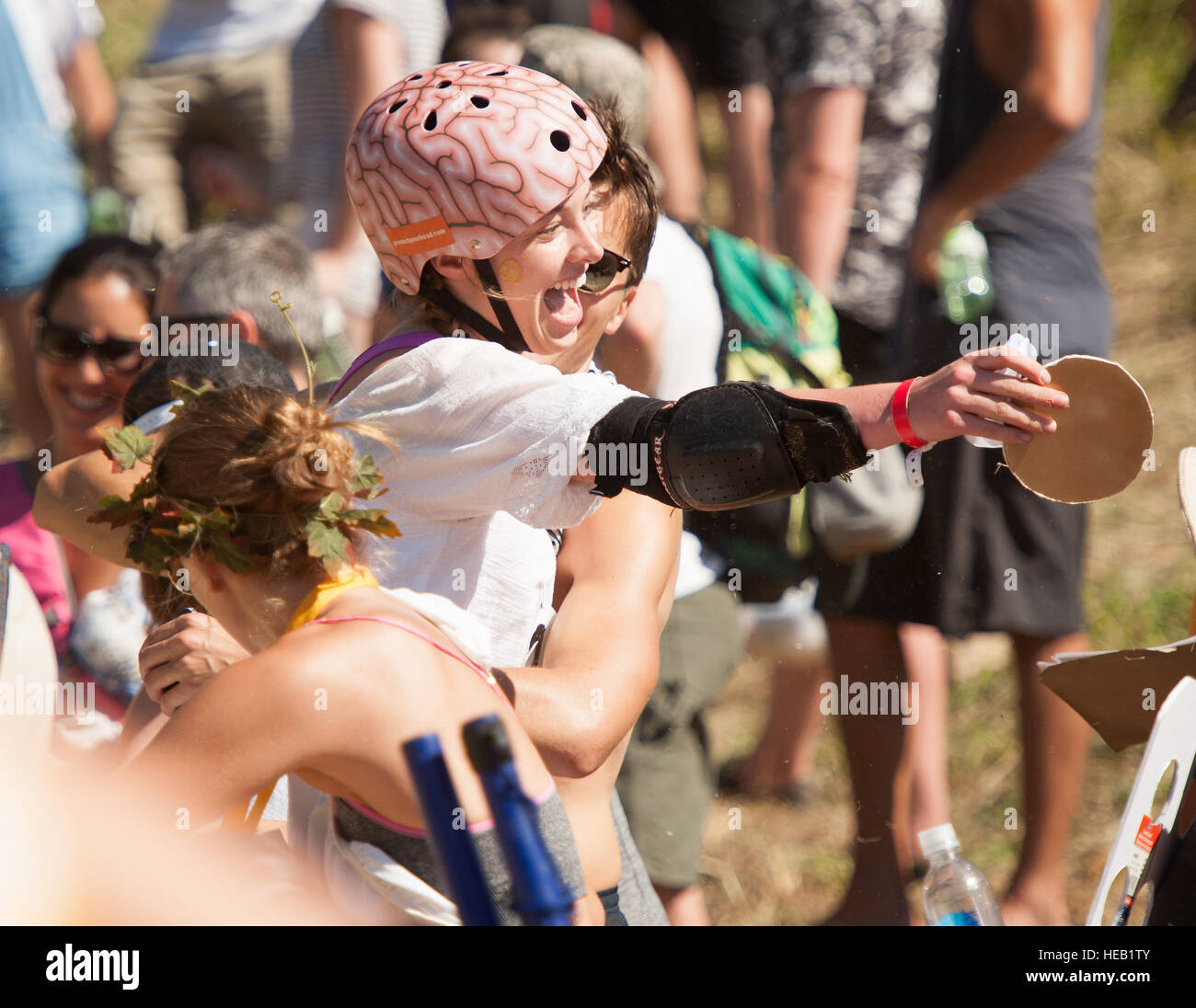 Il formaggio canadese il rotolamento della donna del vincitore. Crankworx. Whistler BC, Canada. Foto Stock