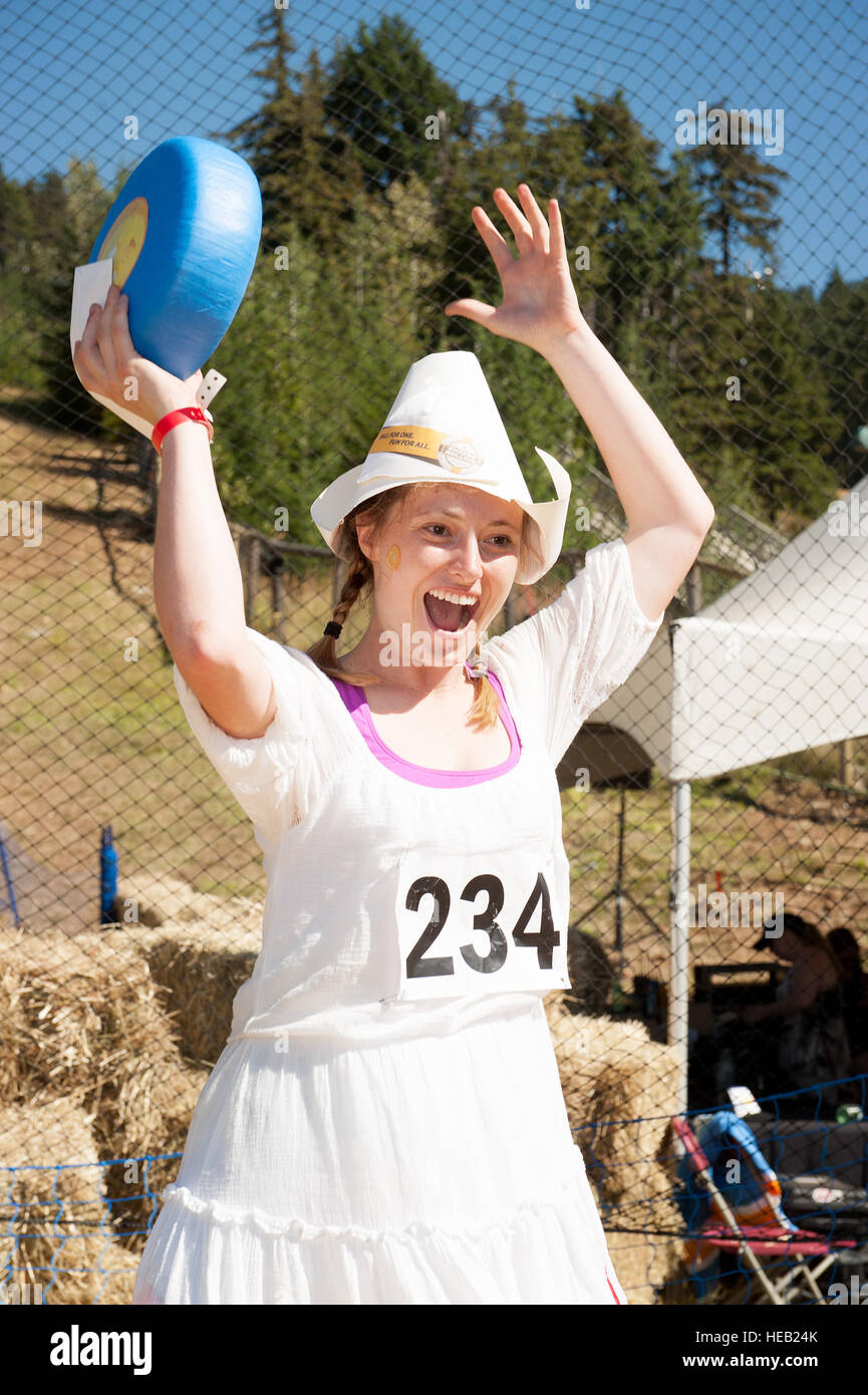 Il formaggio canadese il rotolamento della donna del vincitore. Crankworx. Whistler BC, Canada. Foto Stock