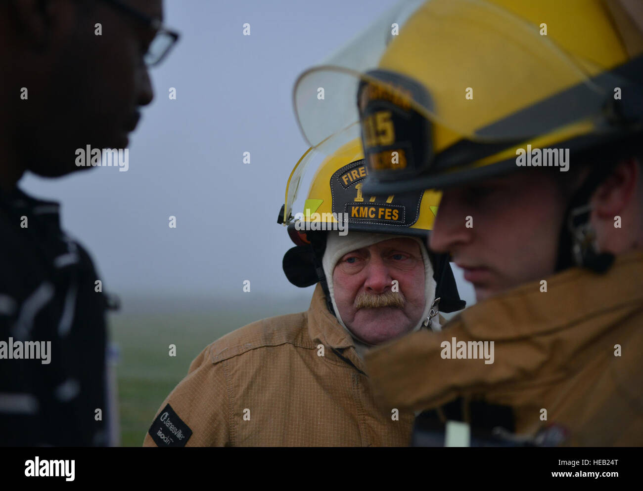 Vigili del fuoco a controllare oltre la simulazione di una vittima per lesioni durante l'incidente rilevante esercizio di risposta su Ramstein Air Base, Germania, 18 ottobre 2014. I membri dell'U.S. Air Force e la nazione ospitante agenzie ha collaborato nella conduzione di una risposta ed un esercizio di recupero in preparazione per possibili del mondo reale di incidenti. Senior Airman Hailey Haux) Foto Stock