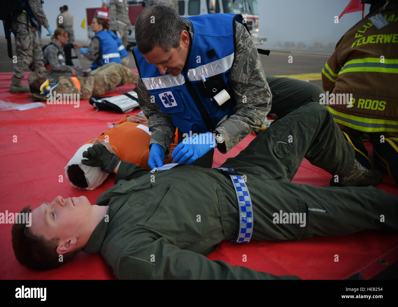 Un membro del team medico risponde ad un aereo simulato crash e le cure per i feriti durante il grave incidente esercizio di risposta su Ramstein Air Base, Germania, 18 ottobre 2014. I membri dell'U.S. Air Force e la nazione ospitante agenzie ha collaborato nella conduzione di una risposta ed un esercizio di recupero in preparazione per possibili del mondo reale di incidenti. Senior Airman Hailey Haux) Foto Stock