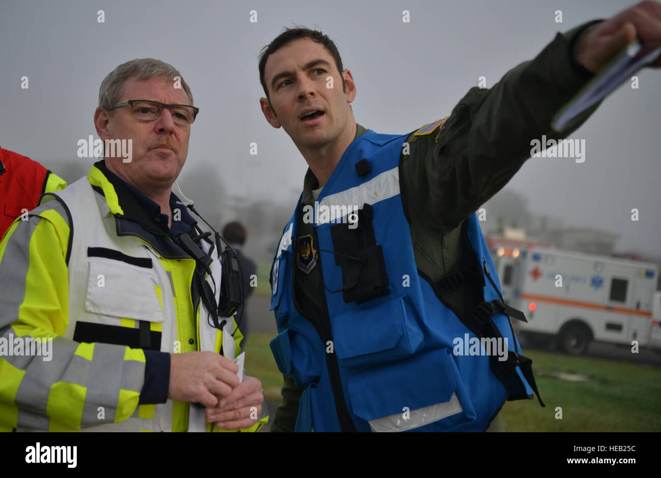 Il cap. Michael damore, 86squadrone di medicina aeronautica Chirurgo di volo, assiste nazione ospitante il personale dando istruzioni su dove sono i beni più necessari durante una simulazione di crash di aeromobili per il grave incidente esercizio di risposta su Ramstein Air Base, Germania, 18 ottobre 2014. I membri dell'U.S. Air Force e la nazione ospitante agenzie ha collaborato nella conduzione di una risposta ed un esercizio di recupero in preparazione per possibili del mondo reale di incidenti. Senior Airman Hailey Haux) Foto Stock