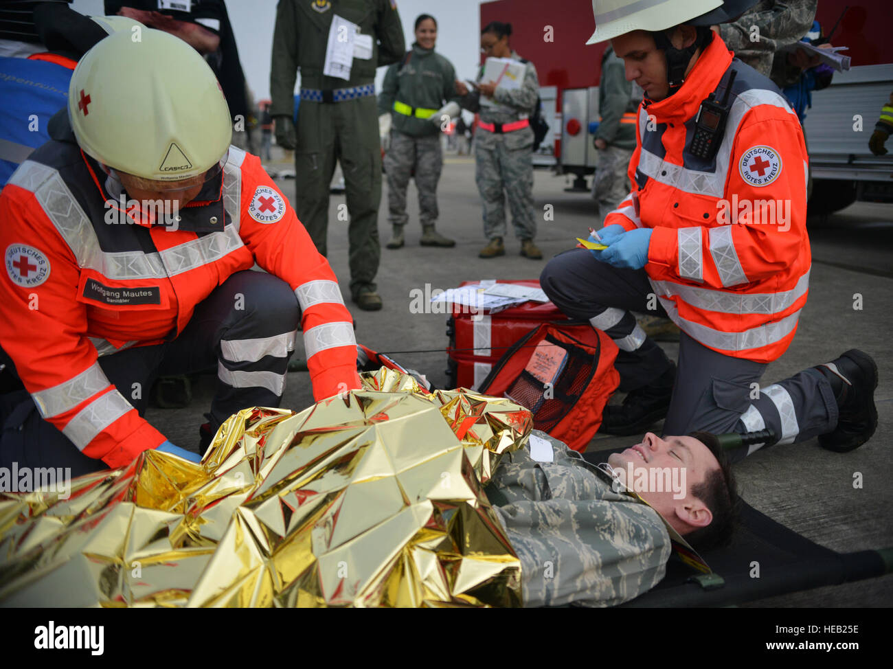 Nazione ospite tecnici medici assistere negli sforzi per prendersi cura dei feriti tra i passeggeri di un aereo simulato crash durante un incidente rilevante esercizio di risposta su Ramstein Air Base, Germania, 18 ottobre 2014. I membri dell'U.S. Air Force e la nazione ospitante agenzie ha collaborato nella conduzione di una risposta ed un esercizio di recupero in preparazione per possibili del mondo reale di incidenti. Senior Airman Hailey Haux) Foto Stock