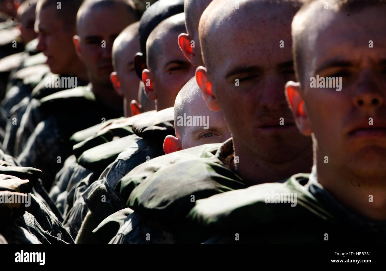 Rangers di attendere nella formazione di partecipare alla lotta contro acqua Valutazione della sopravvivenza ostacolo sulla Fort Benning, Georgia. Il CWSA consiste di 40 ft alta salire a piedi su un listone 2 ft ampia, una fune crawl e drop e un 70ft zip line ride. Ci sono tre fasi di formazione di Ranger che comprendono la fase di Benning a Fort Benning in Georgia, fase di montagna in Dahlonega, Georgia, e la fase di Florida a Camp James E. timone. Master Sgt. Cecilio Ricardo) (rilasciato) Foto Stock