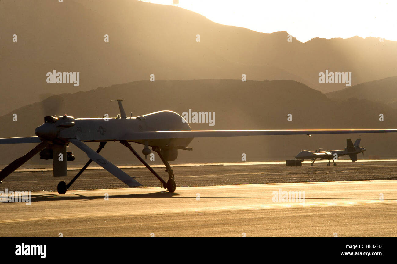 Un MQ-1B Predator, sinistra e un MQ-9 Reaper taxi per la pista in preparazione per il decollo Giugno 13, 2014, su Creech Air Force Base, Nev. Gli aerei sono assegnati al parafango 432nd, quali treni, piloti, sensore degli operatori e delle altre pilotato a distanza equipaggi degli aeromobili, e conduce la lotta contro la sorveglianza e le operazioni di attacco in tutto il mondo. Airman 1. Classe Christian Clausen) Foto Stock