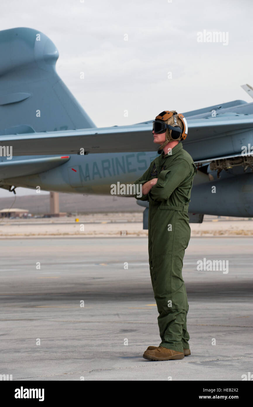 Stati Uniti Marine Corps piano capitano Gunnery Sgt. Kyle Smith, 2 aeromobili Marina Wing, Marine Tactical Electronic Warfare Squadron 4, sovrintende al controllo di un EA-6B Prowler assegnato a seconda Maw dal Marine Corps Air Station Cherry Point, N.C., durante la bandiera rossa 14-1 Gen 30, 2014, presso la Base Aerea Militare di Nellis Nev. Bandiera rossa fornisce personale di volo e aria supportano operazioni di membri da varie cellule, i servizi militari e i paesi alleati la possibilità di integrare e mettere in pratica operazioni di combattimento. Airman 1. Classe Thomas Spangler) Foto Stock