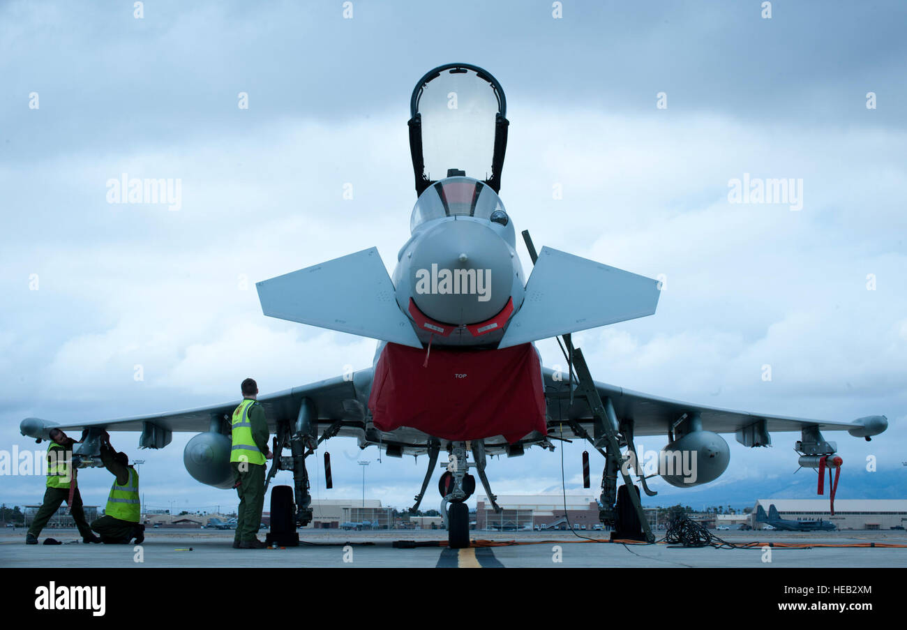 Royal Air Force armi tecnici assegnazione a 1 () Fighter Squadron, RAF Lossiemouth, Scozia, preparare un tifone FGR4 fighter per ricevere una bomba live carico prima di una bandiera rossa 15-1 formazione sortie presso la Base Aerea Militare di Nellis Nev., Gennaio 27, 2015. Aeromobili con il compito di trasportare armi live sono trainati in un live ordnance area di carico al fine di garantire la loro applicazione più sicuro possibile. Airman 1. Classe Joshua Kleinholz) Foto Stock