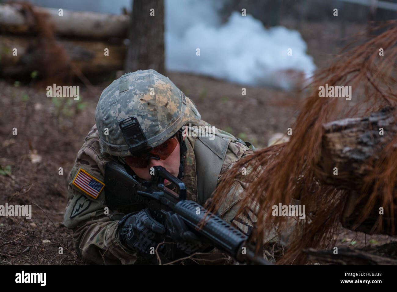 Il personale Sgt. James Smith, 3° Bn., 39th Inf. Reg., scansioni del terreno durante la ricerca per la sua prossima posizione tenendo a fuoco diretto durante l esperto di fanteria test Badge tenutosi a Ft. Jackson, S.C., Marzo 31, 2016. Soldati in lizza per l'ambita qualifica di fanteria erano dato 30 temporizzata guerriero esercito le attività da completare oltre ad essere testato su l'esercito Physical Fitness Test, di giorno e di notte navigazione terrestre. Il test si conclude il 1 aprile con un 12-Mile marcia forzata. Sgt. 1. Classe Brian Hamilton/rilasciato) Foto Stock