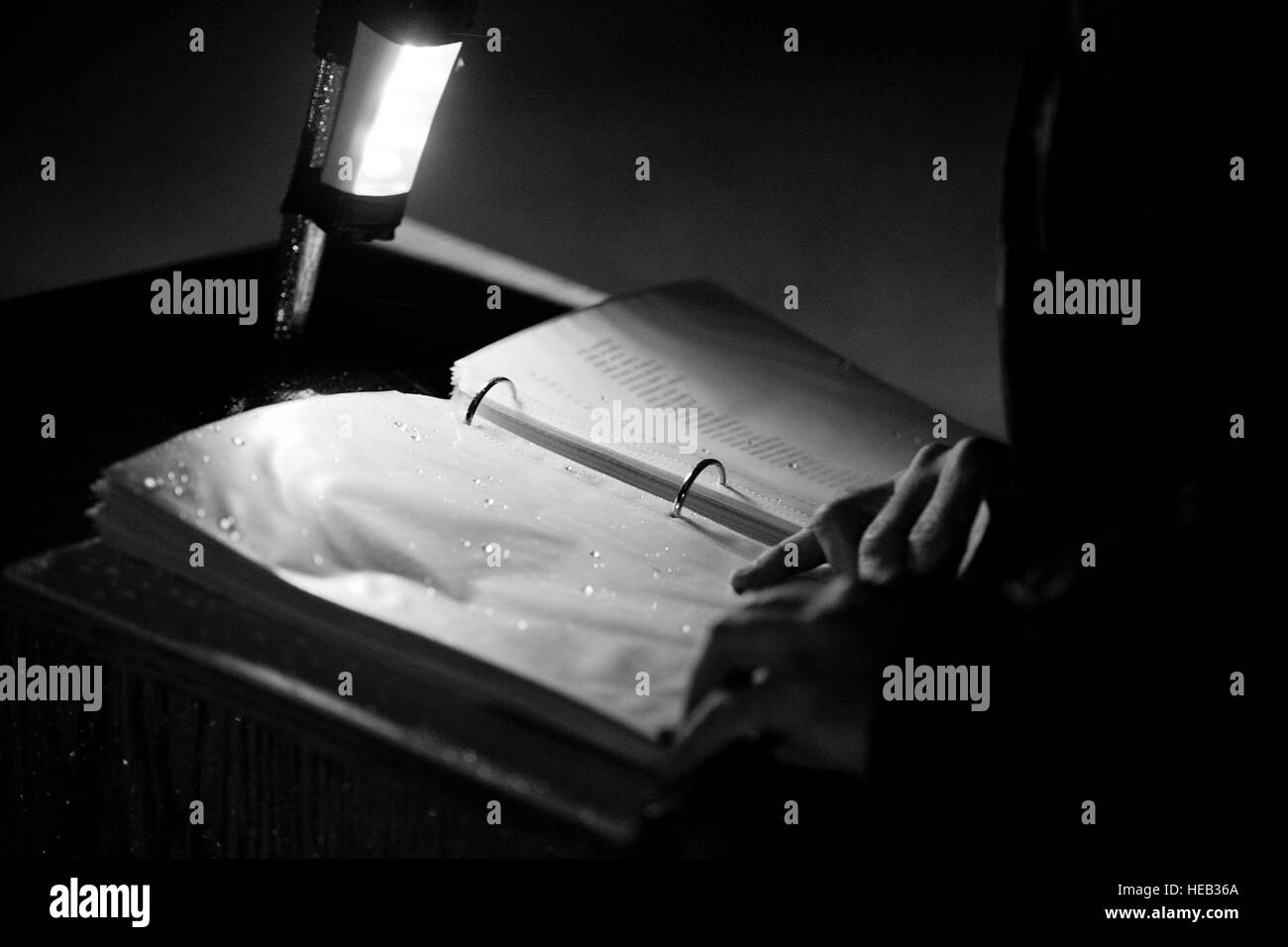 Un libro contenente nomi di prigionieri di guerra e mancante in azione i membri del servizio viene letto ad alta voce a Minot Air Force Base, N.D., Sett. 15, 2016. I nomi sono stati letti in ricordo come POW/mia bandiera fu portato intorno alla pista esterna per 24 ore. (Airman 1. Classe J.T. Armstrong) Foto Stock