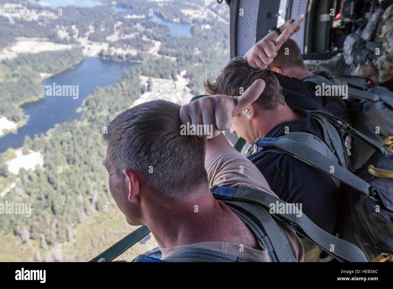 Stati Uniti I soldati dell esercito, assegnato alla società di Charlie, 52nd Reggimento di Fanteria, segnale sono pronti durante una linea statica parachute jump da un UH-60M Black Hawk elicottero, assegnato al XVI Combattere la Brigata Aerea, 7 Divisione di Fanteria, in corrispondenza del giunto di base corda Lewis-Mc, nello Stato di Washington, il 17 agosto 2016. I soldati hanno completato un salto nel lago americano per aumentare la prontezza di combattimento. Foto Stock