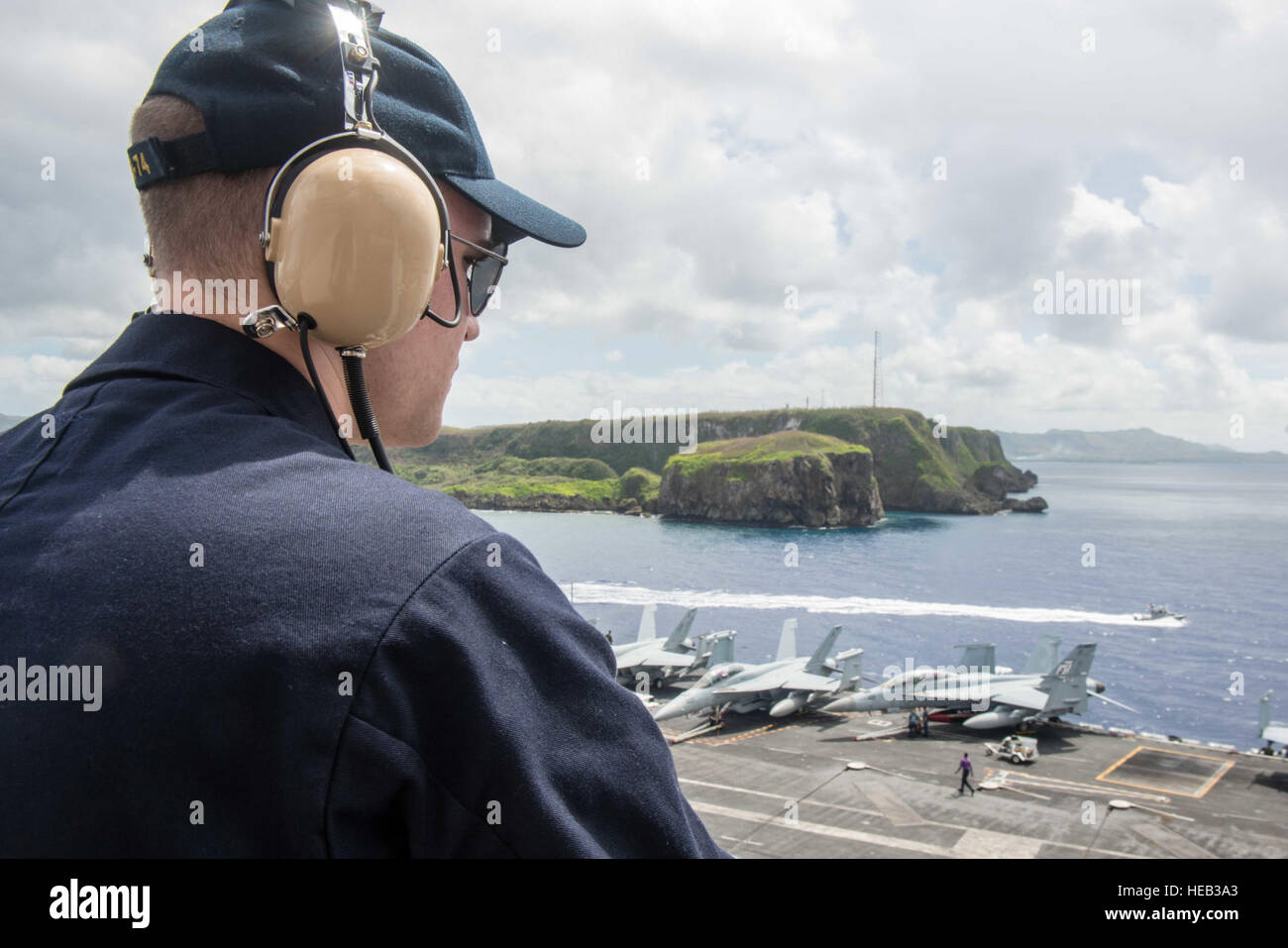 160217-N-DA-737-112 Apra Harbor, Guam (feb. 17, 2016) - Operazioni specialista di terza classe Patrick Oakes, da Spokane, Washington, sorge lookout guardare dall'USS John C. Stennis' (CVN 74) super struttura come la nave si allontana Guam. Fornire un contro-pronta la forza per proteggere collettiva degli interessi marittimi, Stennis è operativo come parte del grande parco verde su un regolarmente programmati Pacifico occidentale la distribuzione. La comunicazione di massa specialista in seconda classe Jonathan Jiang / rilasciato) Foto Stock