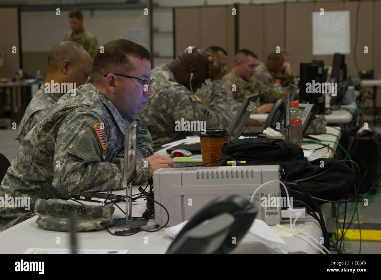 CAMP ATTERBURY, ind. -- I soldati della Task Force 76 lavorare fino a tarda notte durante il training esercizio risposta vibrante 16. Sgt. Anshu Pandeya) Foto Stock