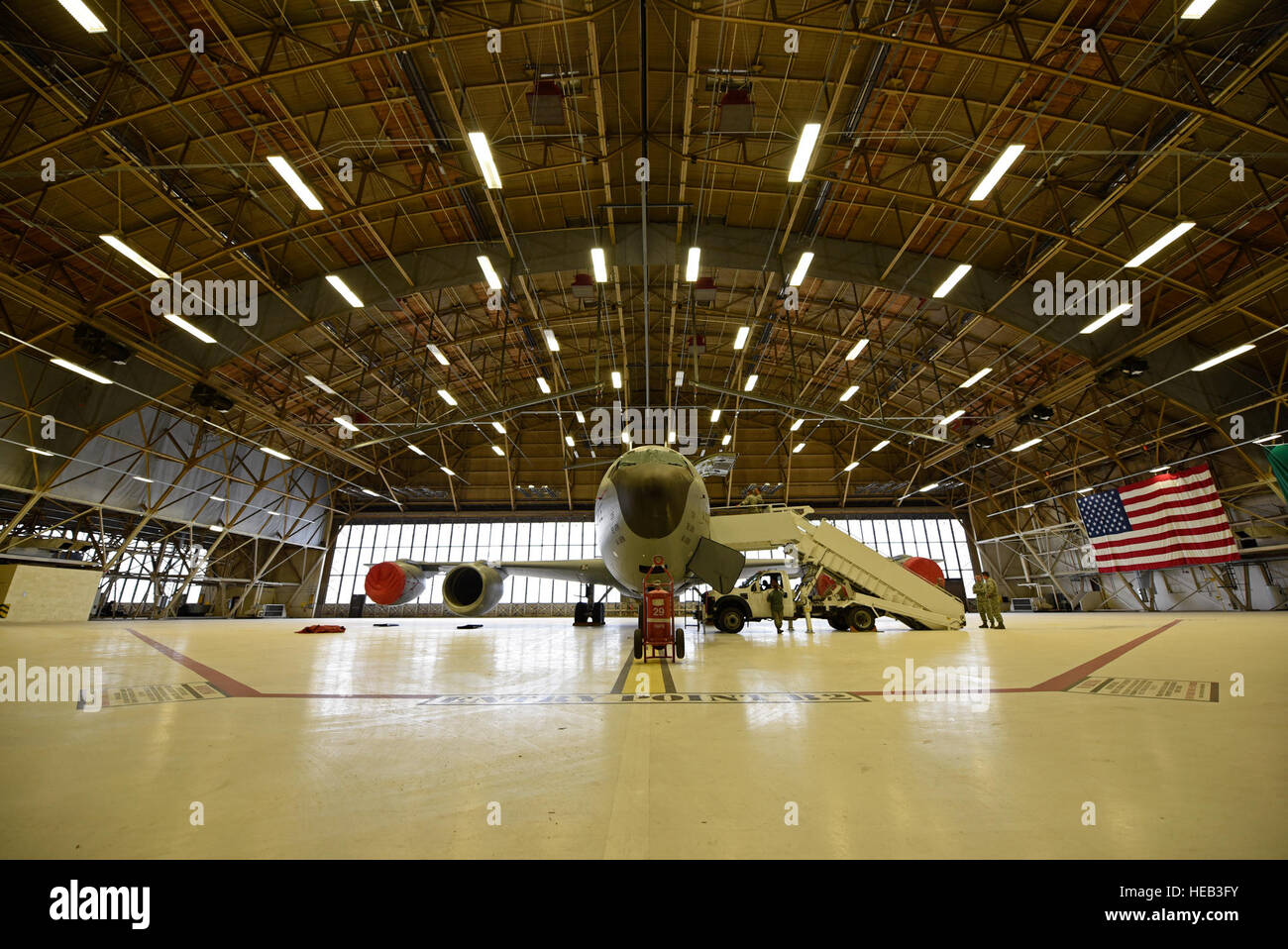 Personale con il 92Comptroller Squadron ha visitato la base di manutenzione del complesso di hangar nov. 19, 2015, a Fairchild Air Force Base, nello Stato di Washington Durante la visita, Lt. Col. James Dorn, 92Manutenzione aeromobili comandante dello squadrone, diede il 92TTC un tour e ha parlato dell'aria missione di rifornimento nonché l'ins-e-outs del KC-135 Stratotanker. Airman 1. Classe Mackenzie Richardson) Foto Stock