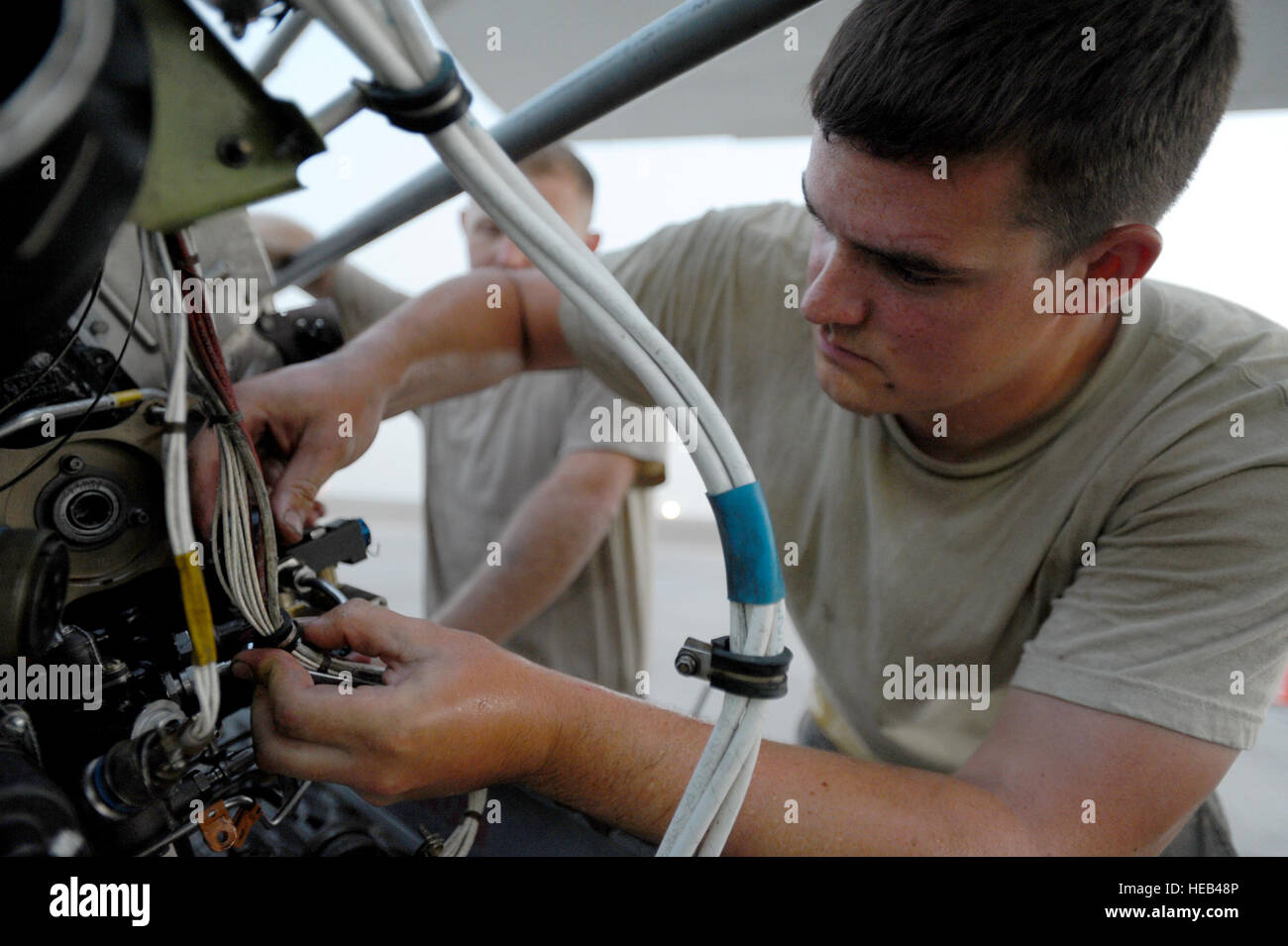 Senior Airman David Holley, 380 Expeditionary Manutenzione aeromobili squadrone di propulsione aerospaziale artigiano, inizia le procedure per la sostituzione di un'unità di potenza ausiliaria per una E-3 Sentry airborne warning e sistema di controllo aereo in Asia sud-ovest, 6 giugno 2011. Foto Stock