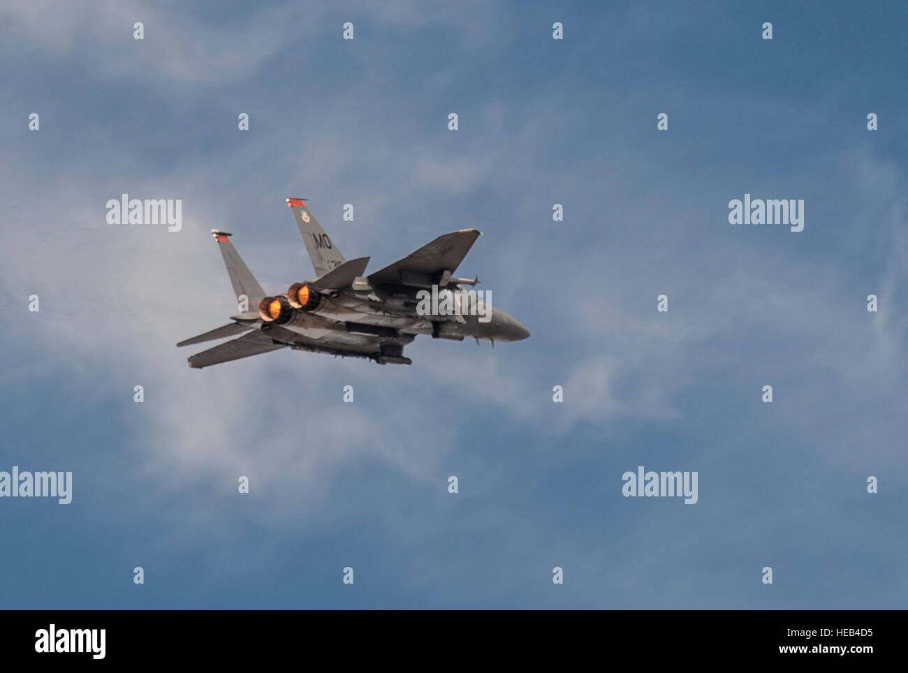 131016-F-WU507-919: UN 391 Fighter Squadron F-15E Strike Eagle vola nel cielo del deserto durante l'esercizio Mountain Roundup 2013, a Saylor Creek bombardamento intervallo vicino Mountain Air Force Base, Idaho, 16 ottobre 2013. Addestramento realistico fornisce gli Stati Uniti e ha collaborato warfighters con il bordo di combattimento. Casa di montagna ha ospitato la formazione dal 2004 poiché la base è il giusto mix di spazio aereo, gamme di moderna e personale competente, che crea la posizione perfetta per questo tipo di combinata-formazione congiunta. Master Sgt. Kevin Wallace/) Foto Stock