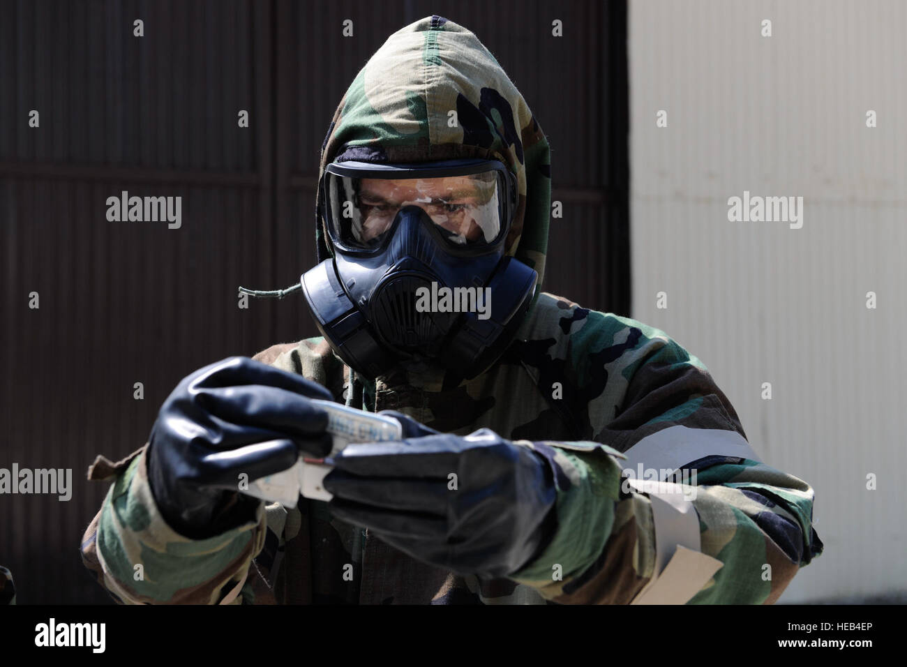 Il personale Sgt. Mark Hill, 39th ingegnere civile squadrone di gestione delle emergenze, utilizza un agente chimico kit rilevatore per verificare la presenza di sostanze chimiche contaminanti durante un chimico, biologico, radiologico e nucleare warfare formazione, 14 maggio 2015, a Incirlik Air Base, Turchia. La 39th CES è responsabile per la valutazione del sito di un incidente dopo un attacco o di emergenza che coinvolge chimica, biologica, radioattiva e la guerra nucleare per controllare le griglie di rilevazione per la possibile contaminazione. Senior Airman Krystal Ardrey Foto Stock