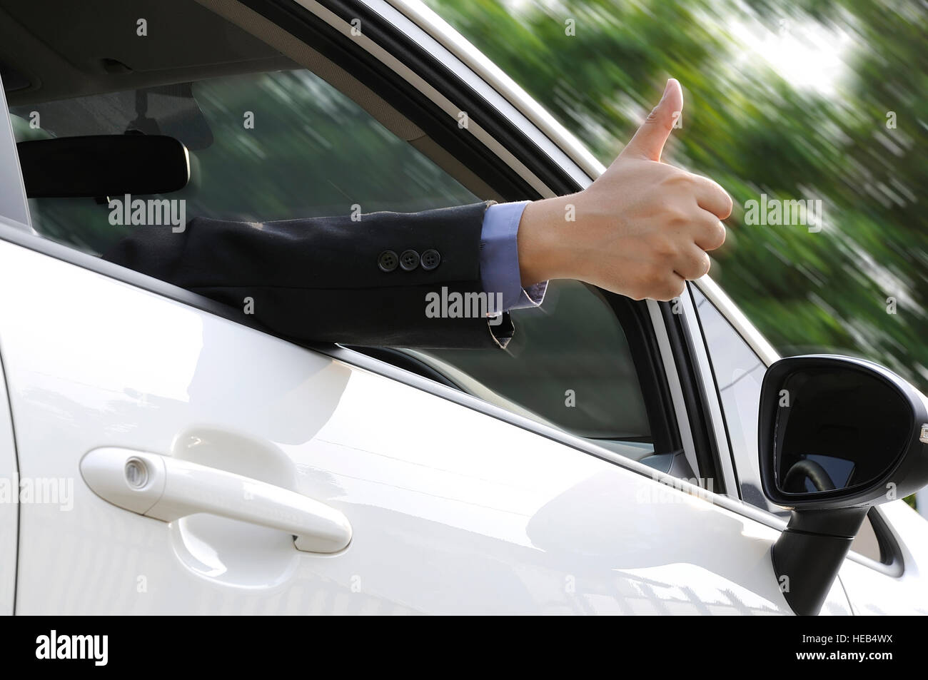 Braccio maschio sporgente della vettura bianca Foto Stock