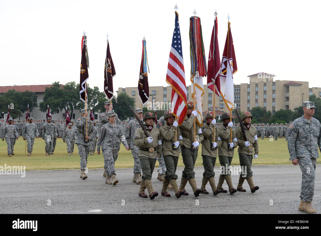 Lt. Col. Michael Sauer, comandante delle truppe, marche il colore della protezione in avanti durante la brigata del cambiamento del comando della cerimonia di premiazione che si terrà il 18 luglio il MacArthur Parade Campo Base Comune San Antonio-Fort Sam Houston, dove comandante uscente Col. Jonathan Fristoe rinunciato a comando al comandante in arrivo Col. Jack Davis. Più di 1800 soldati formata sulla linea finale sul campo rappresentativo 6300 soldati assegnati per la trentaduesima brigata medica per la formazione. La guardia di colore indossavano uniformi della seconda guerra mondiale che rappresenta le unità del lignaggio risalente al 1940 a Carlisle Barracks, Pa. Edward Dixon, aria 502nd ala di base pu Foto Stock