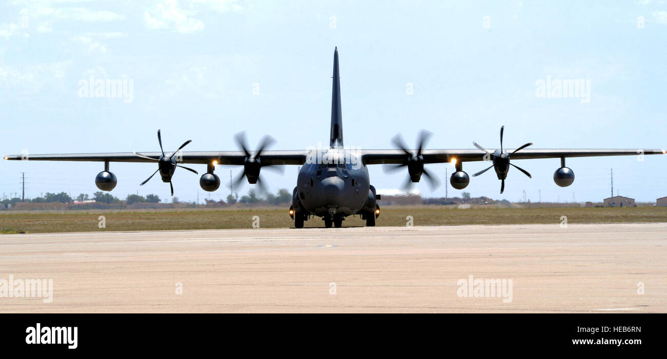 Un nuovo MC-130J combattere ombra II taxi sul flightline a Cannon Air Force Base, N.M., Sett. 29, 2011. Il velivolo è stato consegnato a cannone da Lt. Gen. Eric Fiel, Air Force Special Operations Command commander, e Briga. Gen. Stephen Clark, AFSOC direttore dei piani, programmi, i requisiti e le assegnazioni. Senior Airman James Bell) Foto Stock