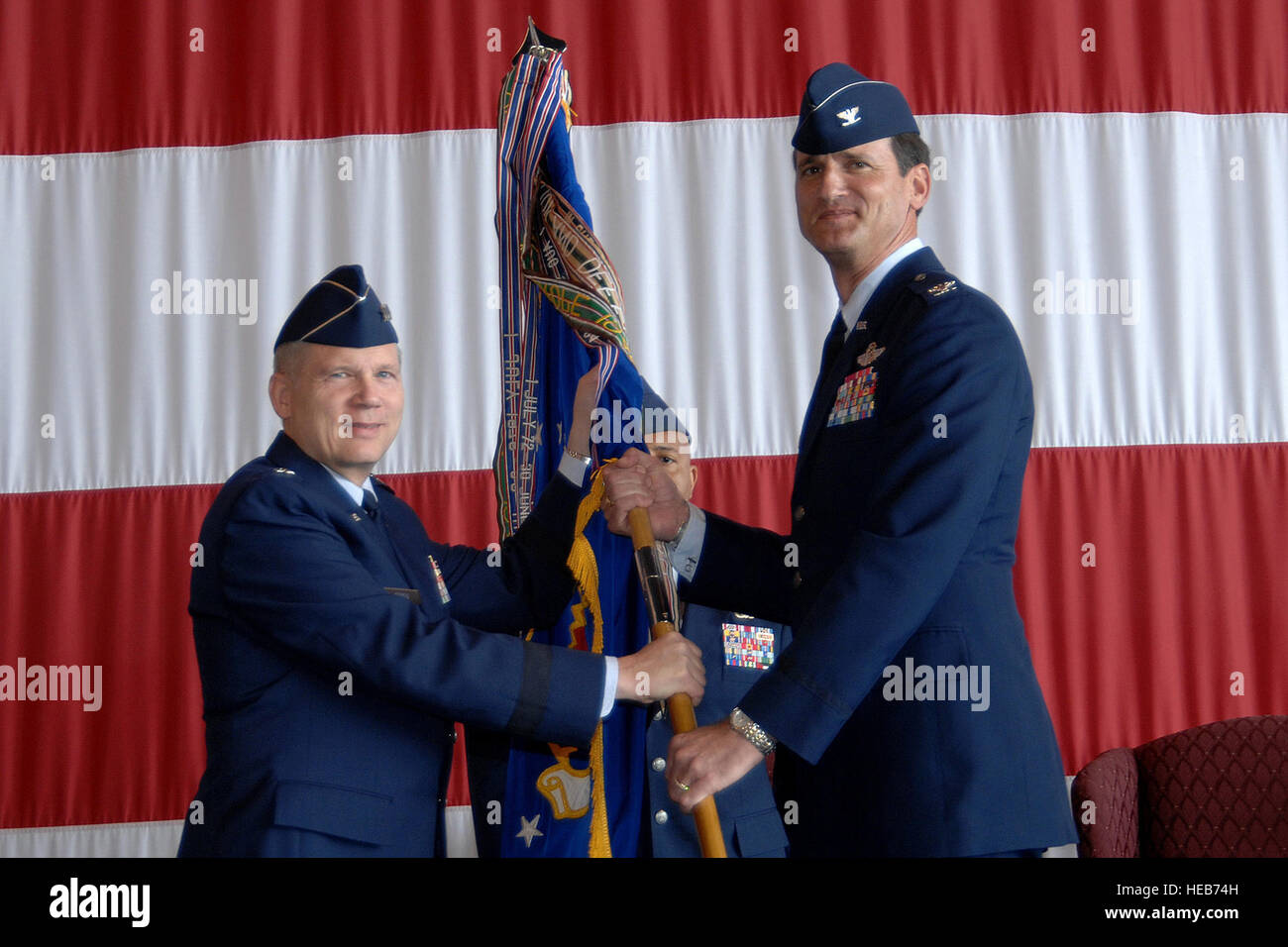 Il nuovo 55th Wing Commander il colonnello James "Rev" Jones (destra) accetta l'ala di guidon dalla ottava Air Force Commander Lt. Gen. Robert Elder Jr. durante un'ala del cambiamento di cerimonia di comando Mercoledì presso il Bennie Davis Impianto di manutenzione. Il colonnello Jones è un comando pilota con più di 2.700 ore di volo. Del colonnello ultimo incarico fu Comandante del 116aria ala di controllo a Robins AFB, Ga. Come comandante della 116ACW, il Colonnello Jones è stato responsabile per la world-wide occupazione del E-8C comuni di sorveglianza attacco obiettivo sistema radar aerei. Foto Stock