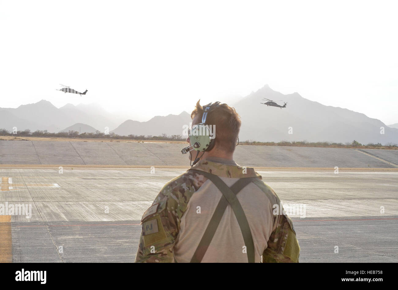 Master Sgt. Chris Young, 48th Rescue Squadron Pararescueman, osserva due 55th RQS HH-60G Pavehawk elicotteri preparare alla terra ed il trasporto di pazienti Maggio 5, 2014, a Cabo può Lucas Aeroporto Internazionale, Messico. Il Pavehawks condotte quattro operazioni di sollevamento per estrarre due marinai feriti e sei angeli custodi da una nave 540 miglia nautiche dalla costa del Pacifico del Messico. Un 79th RQS HC-130J contro il re II poi trasportato il personale e la XLVIII RQS Chirurgo di volo, alla Naval Air Station North Island, California Il personale Sgt. Adam Grant Foto Stock