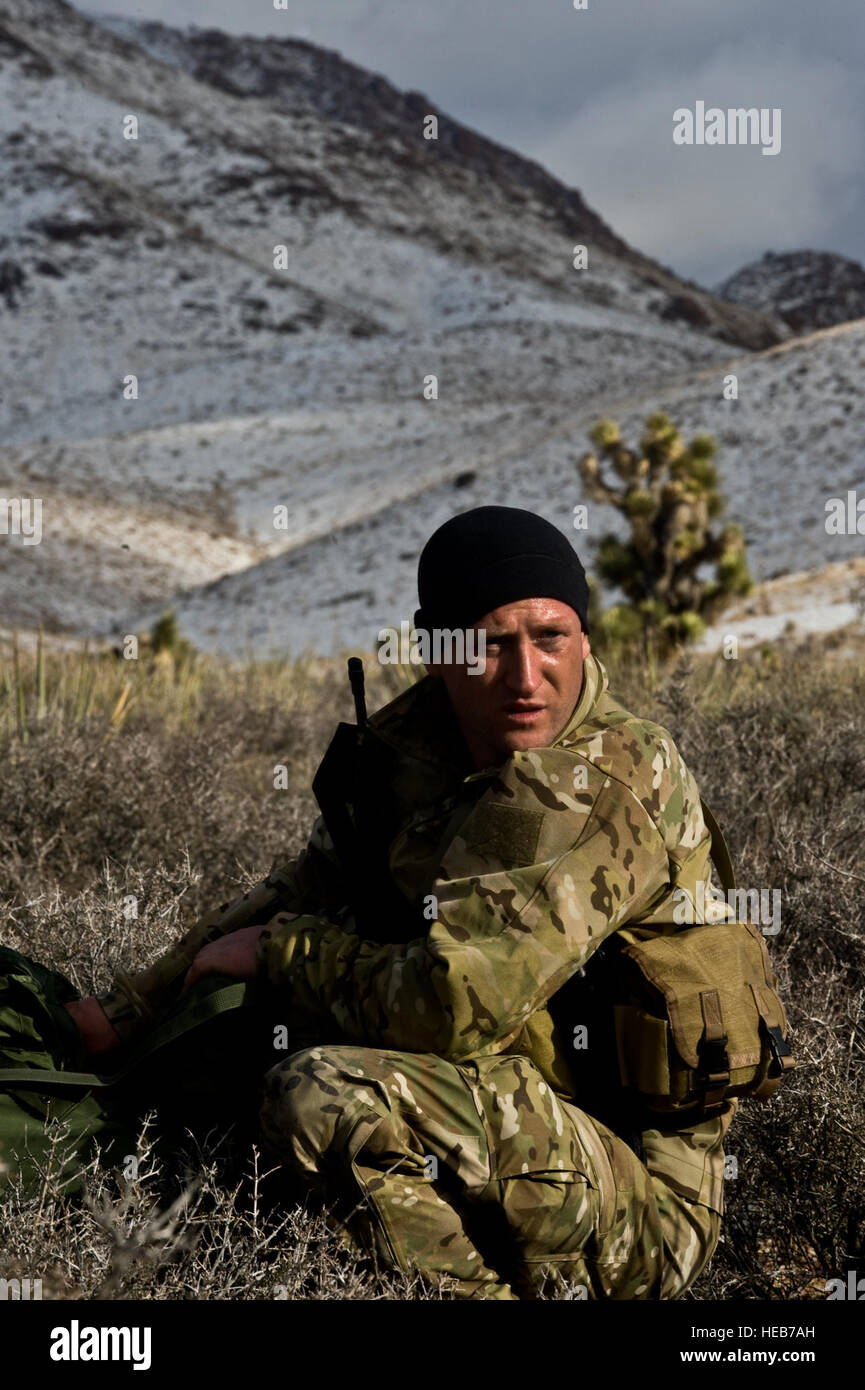 Un U.S. Air Force pararescueman, 58th Rescue Squadron, ottiene attrezzature mediche per simulare un incidente durante il sopravvivere, schivare resistere, fuga iniziale di formazione di familiarizzazione di Febbraio 14, 2012, vicino a Alamo, Nev. Pararescuemen sono tenuti a frequentare le sere IFAM, concentrandosi sulle loro competenze di navigazione, come parte della loro missione corsi di formazione di qualifica. Airman 1. Classe Daniel Hughes) Foto Stock